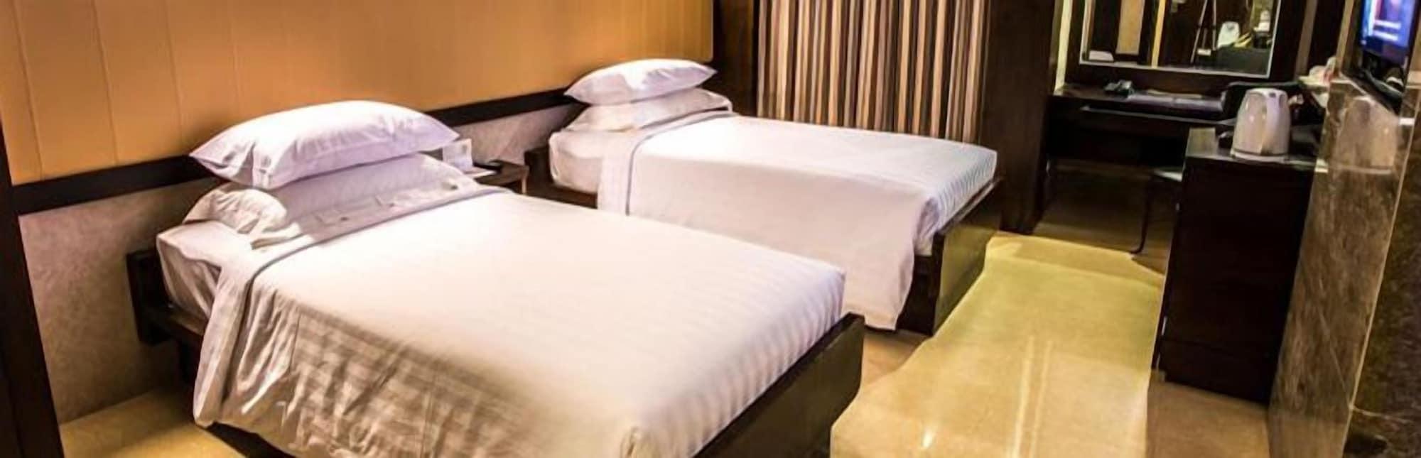 Crown Victoria Hotel Tulungagung Zewnętrze zdjęcie