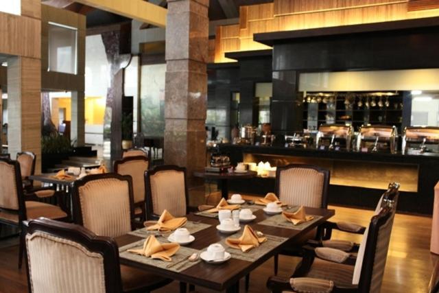 Crown Victoria Hotel Tulungagung Zewnętrze zdjęcie