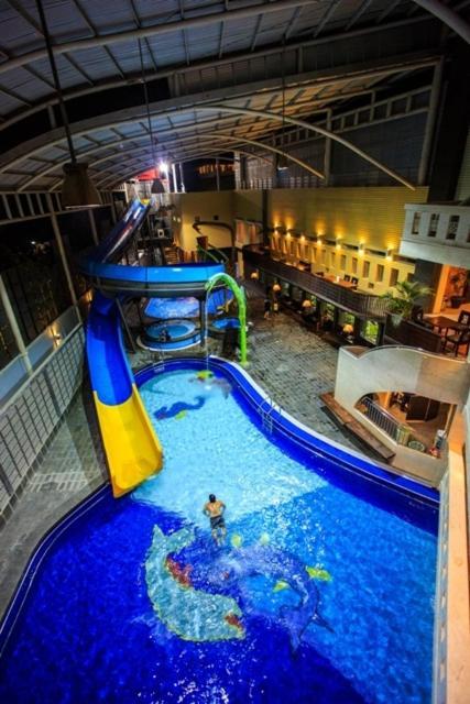 Crown Victoria Hotel Tulungagung Zewnętrze zdjęcie