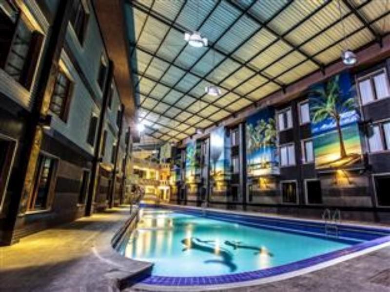Crown Victoria Hotel Tulungagung Zewnętrze zdjęcie